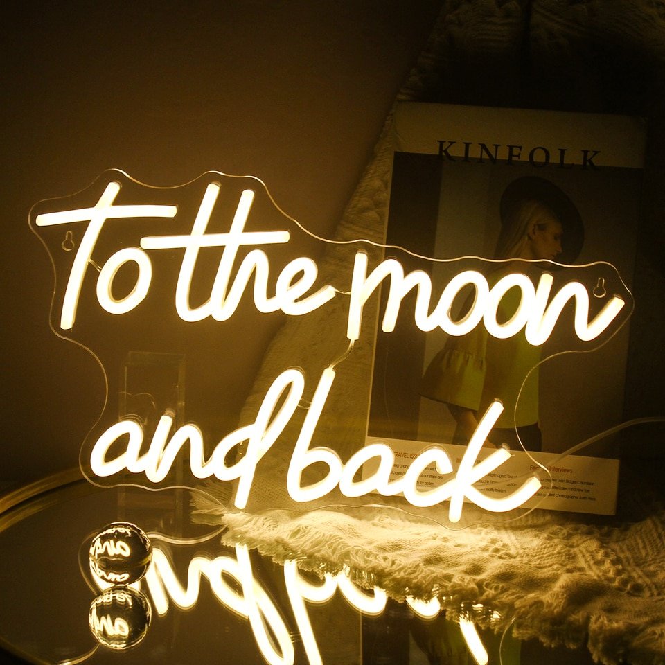 Néon "to the moon and back"